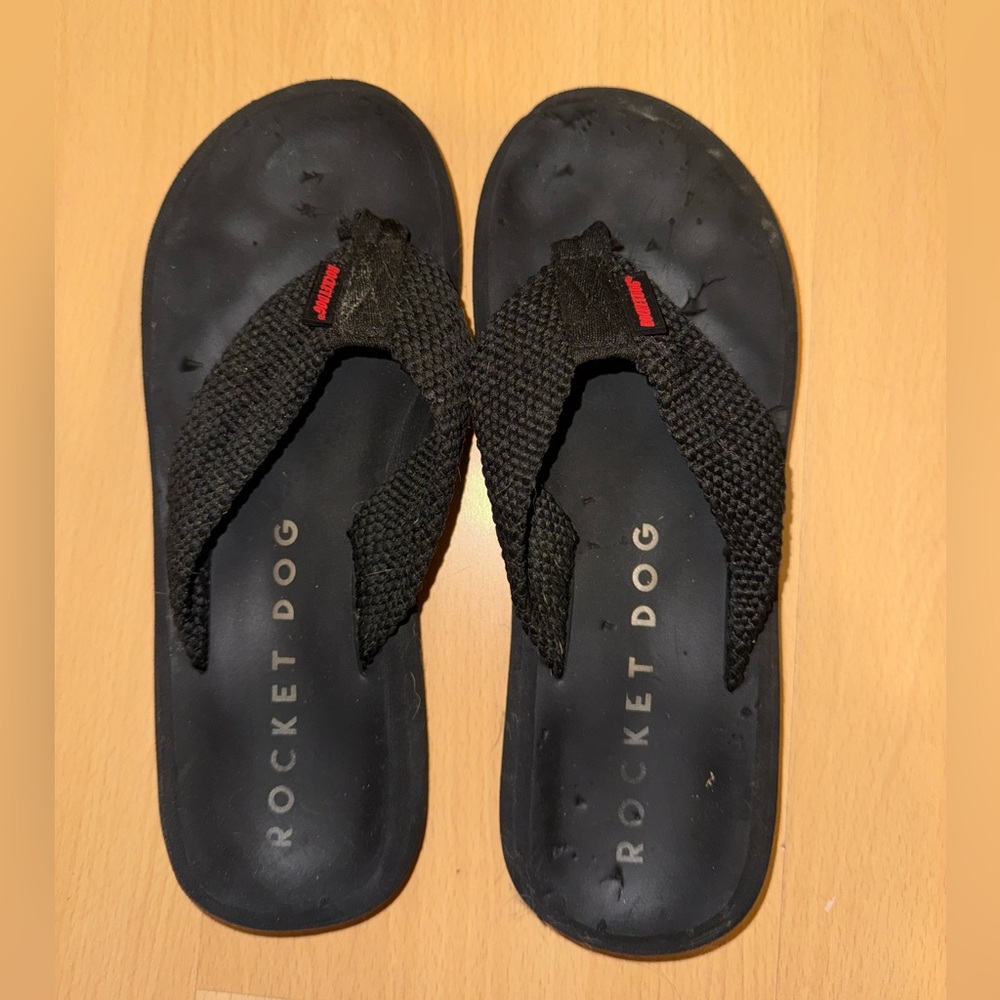 Black flip flops 🩴 🖤✨